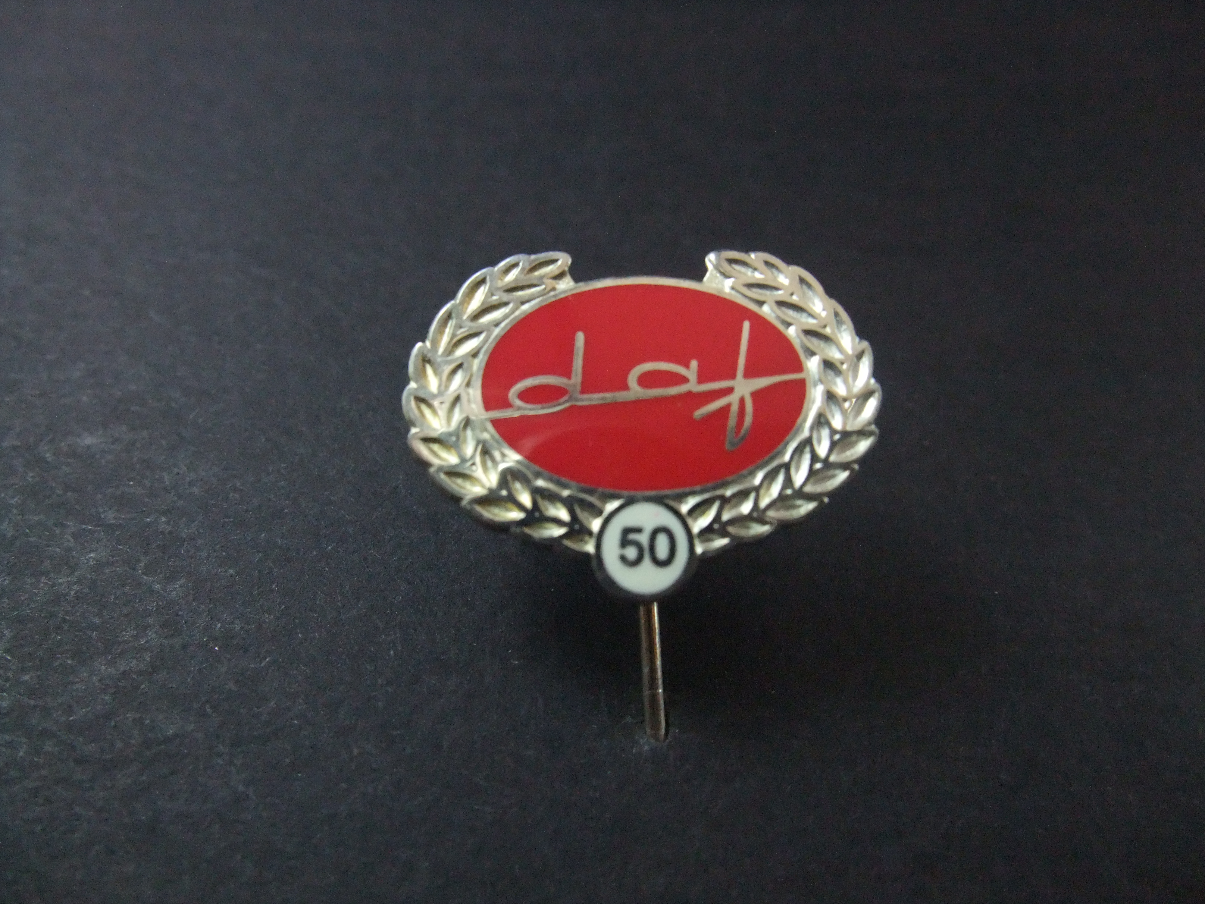 DAF, (Van Doorne Aanhangwagenfabriek) 50 jaar logo rood-zilverkleur
